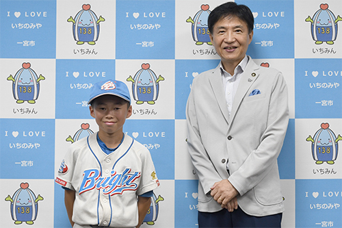 市長が記念撮影をしている写真