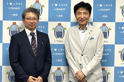 市長が就任あいさつを受けている写真