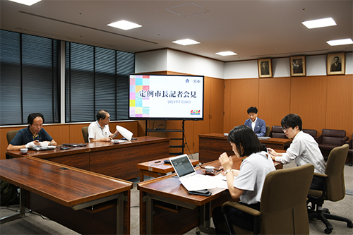 記者会見をしている写真