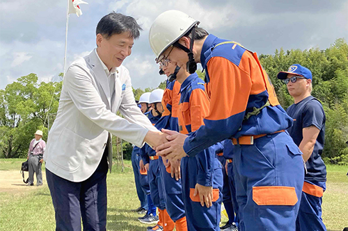 市長が激励している写真