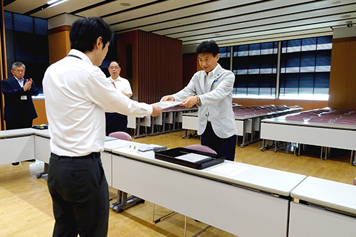 市長が表彰状を渡している写真
