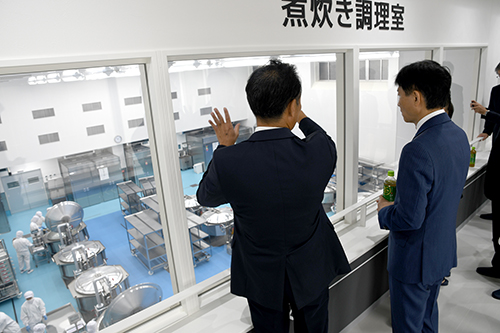 市長が東浅井給食センターの新しい設備を見学している様子の写真