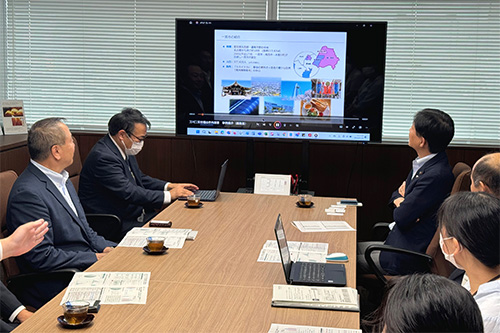 市長が報告を受けている写真