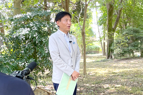 市長が朗唱動画を収録している写真