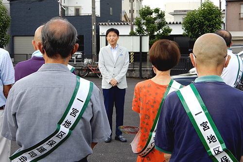市長が激励している写真
