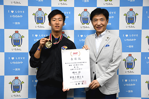 市長が記念撮影している写真