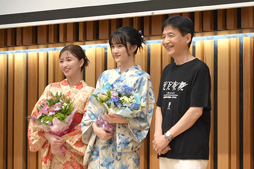 市長がトークショーに参加している写真