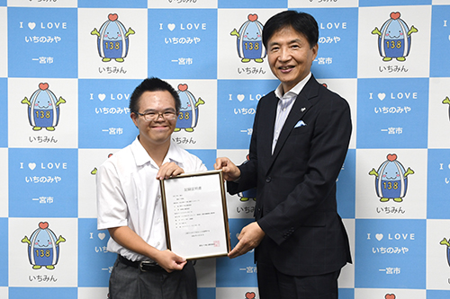記念撮影の様子の写真