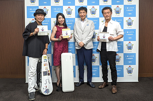 市長が記念撮影している写真