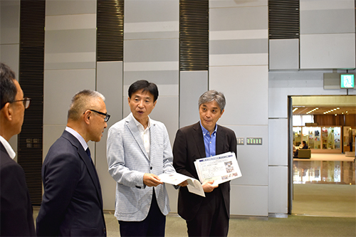 市長が視察している写真