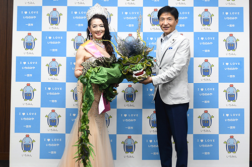 市長が記念撮影している写真