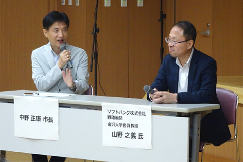 市長がディスカッションしている写真