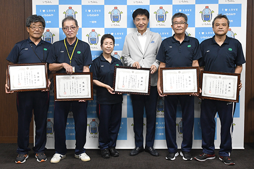 市長が記念撮影している写真