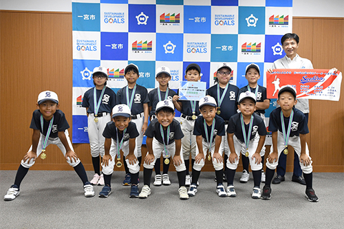 市長が記念撮影している写真