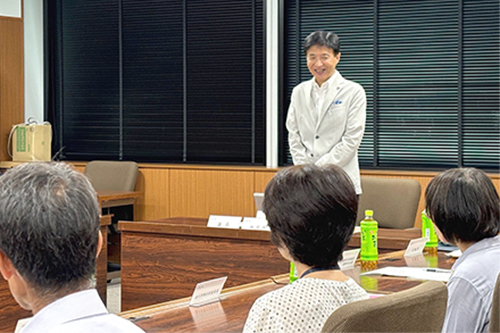市長が本赤十字社一宮市地区運営委員会に出席している写真