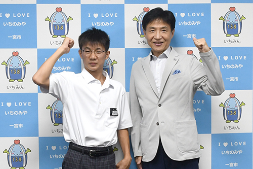 市長が記念撮影している写真