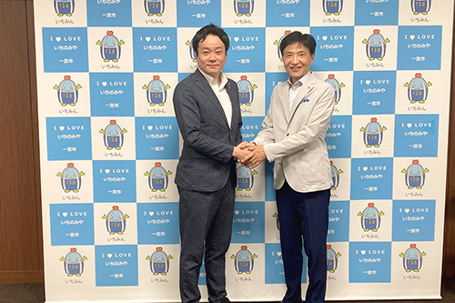 市長が記念撮影をしている写真