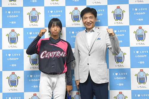 市長が記念撮影をしている写真