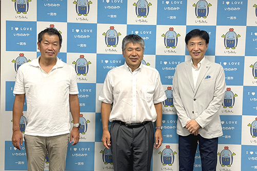 市長が記念撮影をしている写真