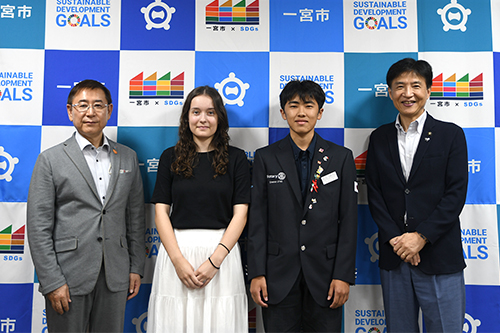 市長が記念撮影をしている写真