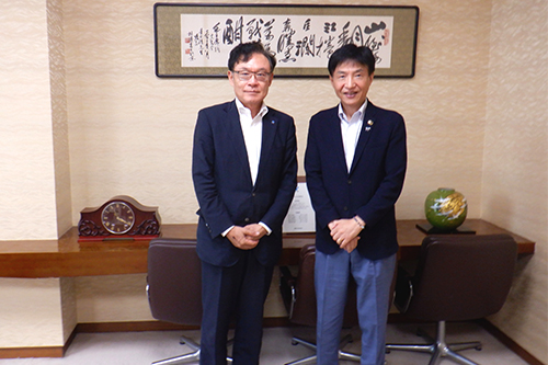 市長が記念撮影をしている写真