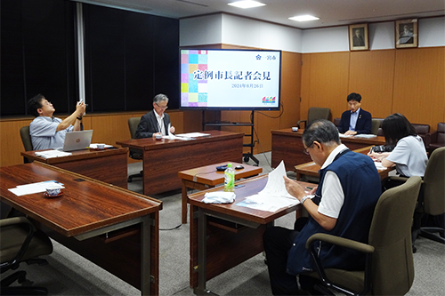 市長が定例市長記者会見に出席している写真
