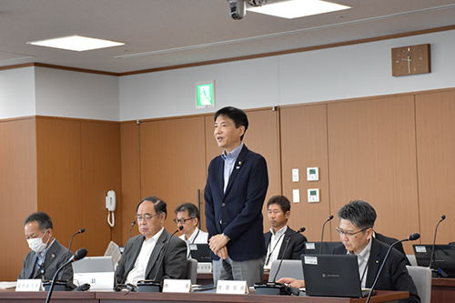 市長が議会運営委員会に出席している写真