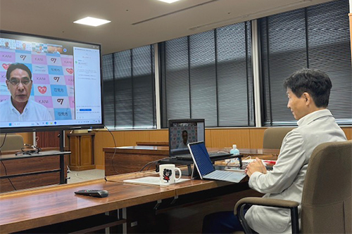 市長が委員会に出席している写真