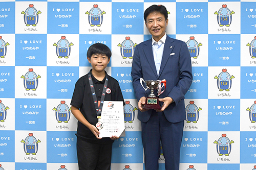 市長が記念撮影している写真