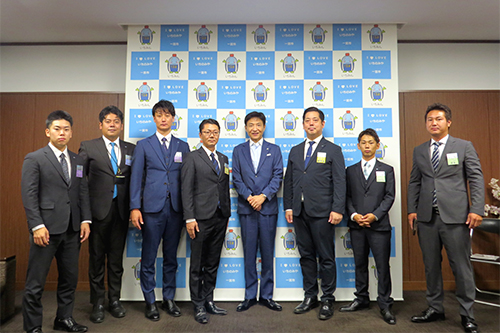 市長が記念撮影している写真