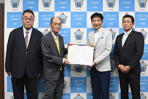 市長が記念撮影している写真