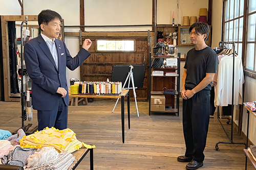 小塚毛織を訪問している写真