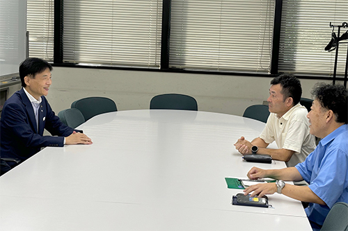 中伝毛織を訪問している写真