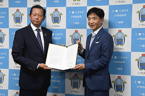 市長が記念撮影している写真