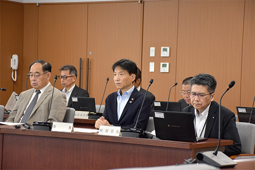 市長が議会運営委員会に出席している写真