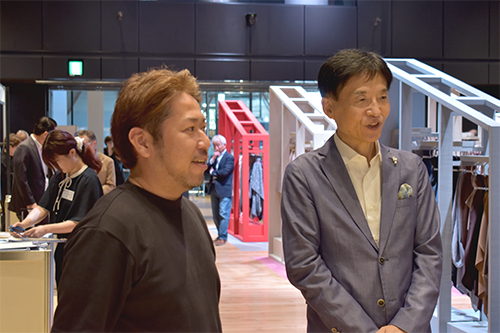 市長が視察している写真
