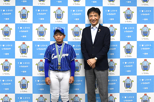 市長が記念撮影している写真