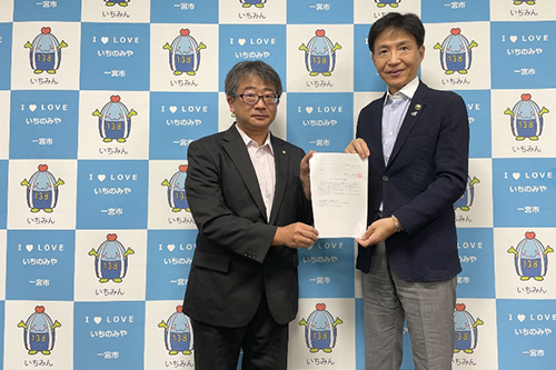 市長が記念撮影している写真