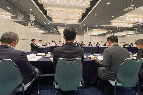 市長が会議に参加している写真