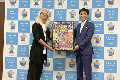 市長が記念撮影している写真