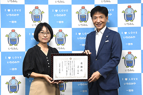 市長が記念撮影している写真