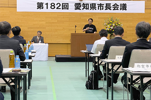 市長が会議に出席している写真