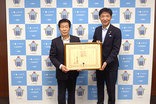 市長が記念撮影している写真