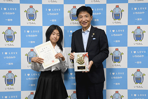 市長が記念撮影している写真