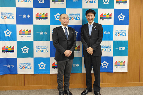 市長が記念撮影している写真