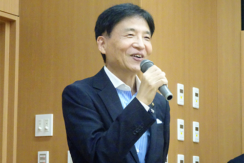 市長があいさつしている写真