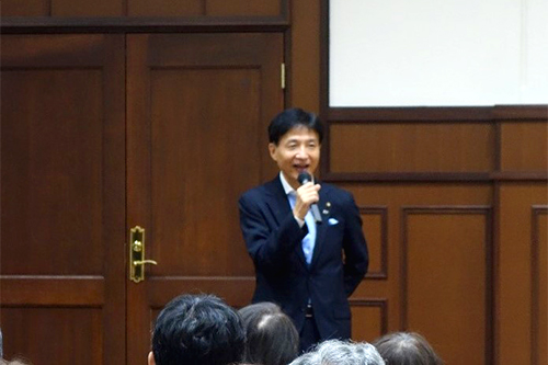 市長があいさつしている写真