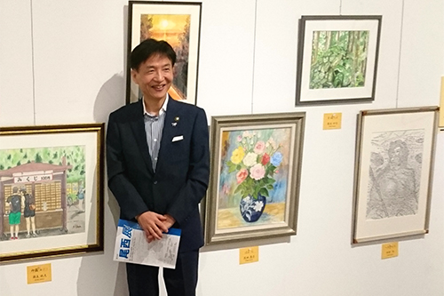 市長が鑑賞している写真