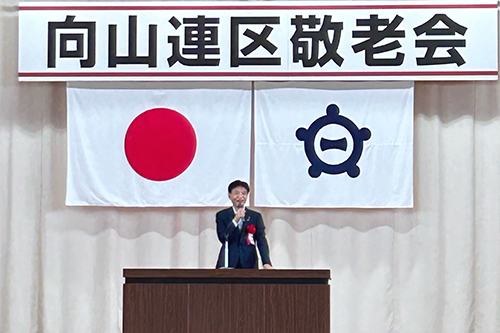 市長がお祝いしている写真