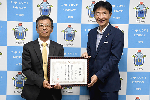 市長が記念撮影している写真
